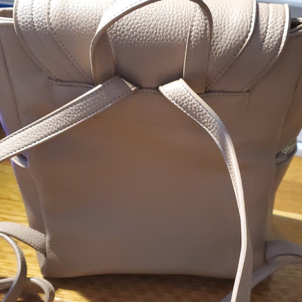 backpack - Picture 3 of 8